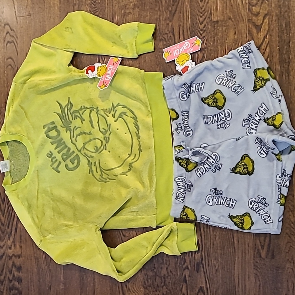 Grinch crewneck sweatshirt & shorts plush set, super soft and cozy, super cute!